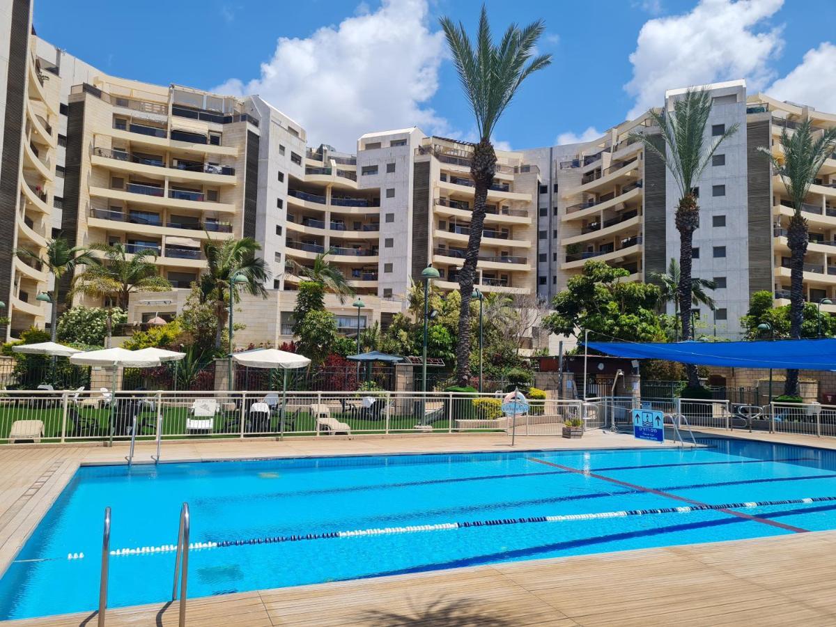 A Dream Place In Raanana, Up To 5 Guests - Swimming Pool - Jacuzzi & Gym 외부 사진